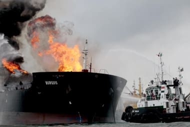 Navio da Pemex em chamas no Golfo do México