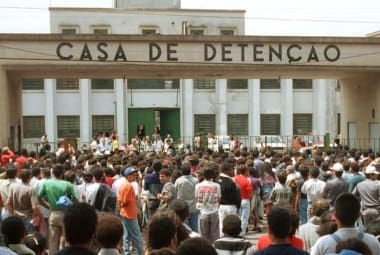 Em 2 de outubro de 1992, a Polícia Militar de São Paulo executou 111 presos do Pavilhão 9, da Casa de Detenção em São Paulo, durante invasão para conter rebelião de detentos