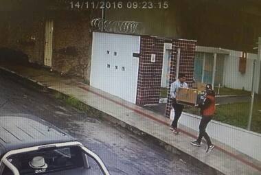 Câmera de segurança mostra dupla saindo de prédio com material furtado