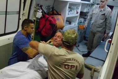 Anthony Garotinho saiu amparado pelos bombeiros do Samu, mas recusou-se a entrar na ambulância