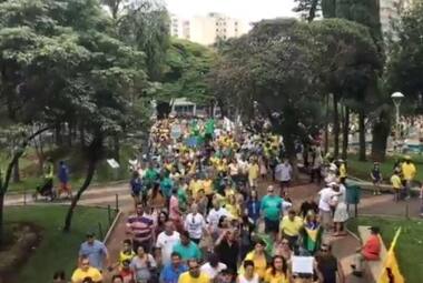 Manifestantes levaram bandeiras do Brasil e pediram punição aos políticos corruptos em ato pacífico