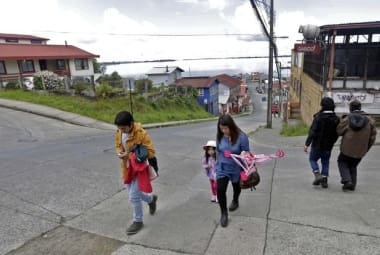 Pessoas evacuam para escolas em Cabulco, a 56 km de Puerto Montt, na costa do Pacífico do Sul do Chile, devido à um alerta de de tsunami