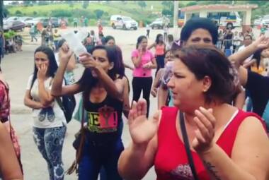 Mulheres protestaram na porta do presídio