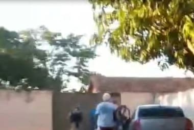 Vídeos mostram o policial e a esposa bastante exaltados, afirmando que haveria uma máfia na PRF