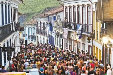 Festa nas ladeiras. Folia em Ouro Preto quer retomar a tradição do Carnaval da cidade histórica, que terá 40 blocos desfilando neste ano