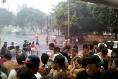 A chuva também interferiu no desfile de blocos pelas ruas de BH na tarde deste sábado (25) 