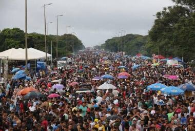 Carnaval em Brasília levou muita gente para a rua neste domingo