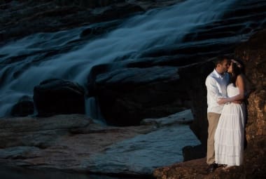 Romance. Caroline Diamante e Pedro Henrique se casaram na cachoeira do Telésforo, Diamantina