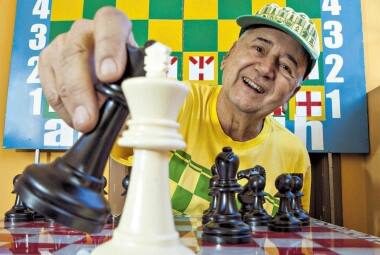 Dia a dia. Para José Teixeira, 76, xadrez desenvolve diversos tipos de habilidades, como a paciência e também a perseverança