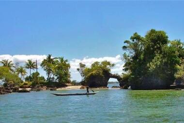 Na baía de Camamu, a Ilha da Pedra Furada é um paraíso no meio ao mar