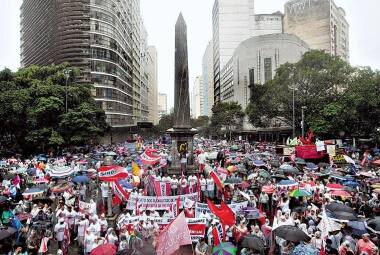 Em meio à chuva, manifestantes fizeram passeata em direção à praça Sete, na capital, em protesto contra as reformas