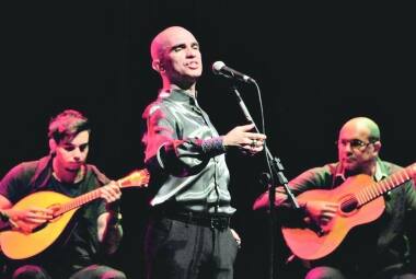 Turnê. Acompanhado por dois fadistas brasileiros, Edson Cordeiro viaja pelo país em espetáculo que apresenta músicas de todo o mundo 