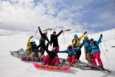 Snowboarders  se divertem em Nevados de Chillán 