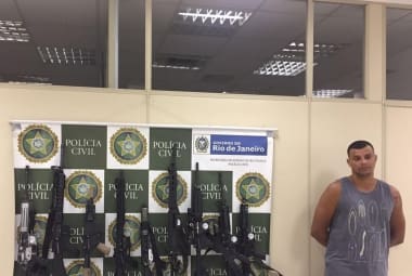 Polícia apreende dez fuzis na Zona Portuária do Rio e prende traficante foragido
