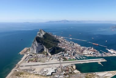 Do lado de cá do aeroporto, Gibraltar, no Reino Unido; do lado de lá, está a cidade de La Línea