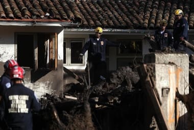 Equipe de resgate procura por vítimas em uma casa em Montecito
