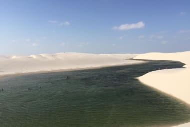 As lagoas dos Lençóis Maranhenses, de águas mornas e transparentes, são um convite ao banho em meio às dunas