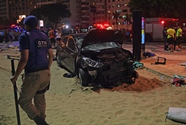Carro  invadiu o calçadão de Copacabana e atropelou os pedestres