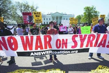 Manifestantes fizeram no sábado um protesto em frente à Casa Branca contra os ataques com mísseis realizados na Síria