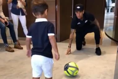 Neymar joga bola com o filho da cantora Simone em Paris
