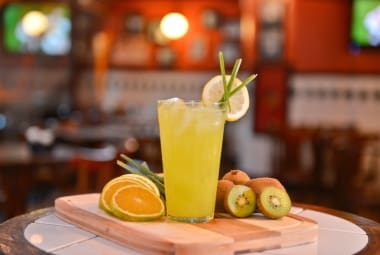 Canarinho: drink feito com vodca, kiwi, maçã verde, suco de laranja e capim limão, do Redentor Bar 