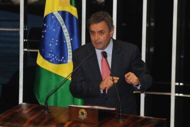 O senador Aécio Neves durante sessão para analisar a Medida Provisória 595, a MP dos Portos