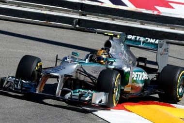 Hamilton repetiu dobradinha da Mercedes com Nico Rosberg, mas não comemorou por conta do acidente de Bianchi