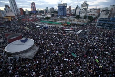 Manifestantes concentrados no Largo da Batata, em Pinheiros, na zona oeste de São Paulo, nesta segunda-feira, dia do quinto protesto marcado   pelo Movimento Passe Livre