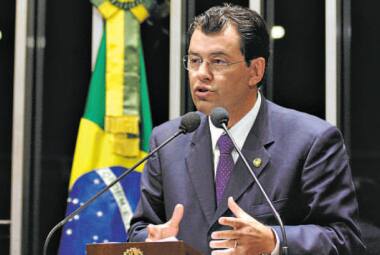 Ministro Eduardo Braga defendeu a exclusão de 5 milhões de famílias inscritas no programa Tarifa Social