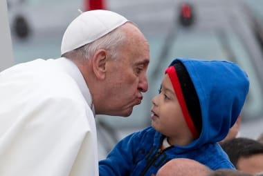 Papa Francisco beija criança em sua chegada a Aparecida