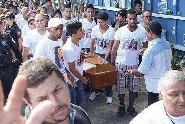 Familiares e amigos compareceram ao funeral da turista paulista Bruna Silva Gobbi