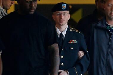 Bradley Manning é escortado por oficial para julgamento em Fort Meade 