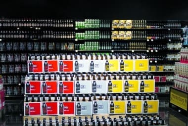 
Várias caixas de Beer 961 são vistas em supermercados em Beirute