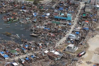 Supertufão Hayan deixou rastro de destruição e mais de 10 mil mortos nas Filipinas. Imagem aérea mostra a destruição na cidade de Guiuan