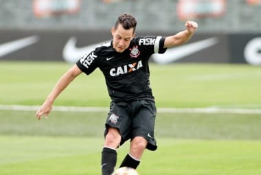 Rodriguinho tenta se firmar no Corinthians com a chegada do técnico Mano Menezes