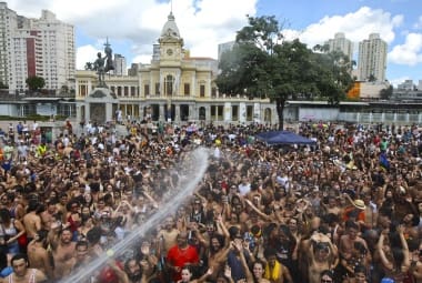 Belo Horizonte. Praça da Estação já está em ritmo de festa e recebeu foliões atemporais no último fim de semana