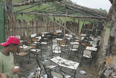 Na época, nem escola do acampamento foi poupada do ataque