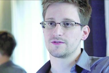 Snowden vai dividir o título honorário do Right Livelihood Award de 2014 com Alan Rusbridger, editor do jornal britânico The Guardian, que publicou uma série de matérias sobre vigilância governamental
