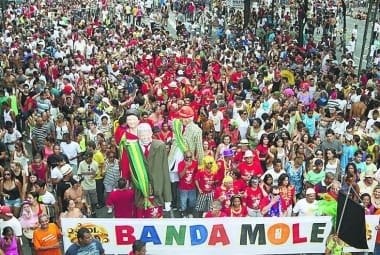 Há 39 anos, grupo arrasta milhares de pessoas no sábado que antecede o Carnaval