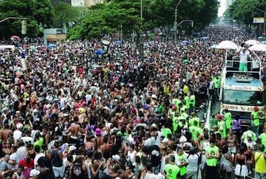 No sábado (1º), a avenida Rio Branco, no centro do Rio de Janeiro, ficou completamente tomada por foliões que seguiram o “Cordão do Bola Preta” 