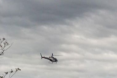 Um helicóptero foi utilizado no rastreamento pelos suspeitos.