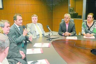 Tática. Ex-prefeitos foram recebidos pelo governador Anastasia em busca de apoio para a associação
