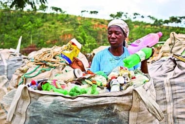 Renda. A catadora Kátia Santos separa o que pode ser reciclado do lixão de Esmeraldas e vende por R$ 30 a tonelada