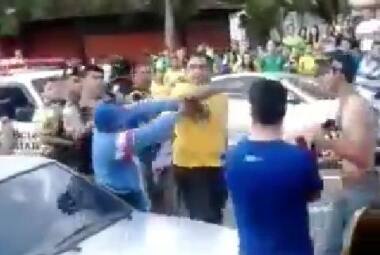 O prefeito Augusto Hart Ferreira (com a camisa amarela da seleção brasileira) é flagrando batendo no homem de jaqueta e boné azuis