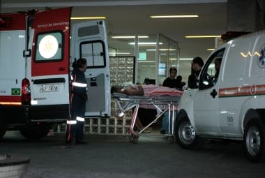 Ferido chega ao Hospital Risoleta Tolentino Neves, em Venda Nova