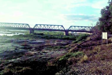 Falta d’água. Sob a histórica ponte Marechal Hermes, São Francisco seca e deixa à mostra pedras do leito do rio em Pirapora