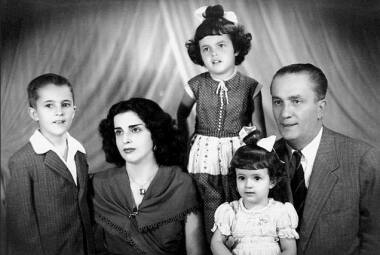 Dilma Rousseff com os pais e os irmãos, na infância, na década de 50