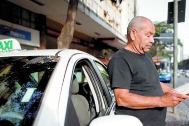 Benefício. O taxista Almeida aproveita projeto para ler e diz preferir autores de sua terra, a Bahia