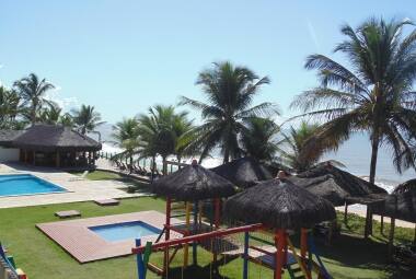 Área externa do hotel Cahy Praia tem espaço para crianças e piscinas bem em frente ao mar