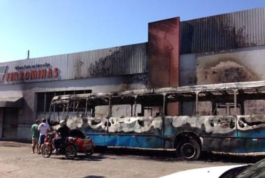 Ônibus fica completamente queimado em Ubá